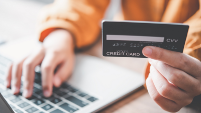 Los cuatro hábitos que convierten la tarjeta de crédito en una trampa (y cómo esquivarlos)